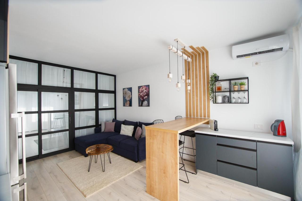 Monochrome Style Apartment Oradea